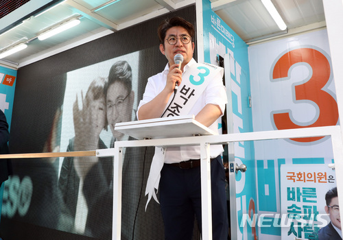 【서울=뉴시스】박영태 기자 = 제7회 전국동시지방선거 공식선거운동 첫 날인 31일 오후 서울 송파구 석촌호수 근처에서 송파구을 국회의원 재선거에 출마하는 박종진 바른미래당 후보가 지지를 호소하고 있다. 2018.05.31. since1999@newsis.com