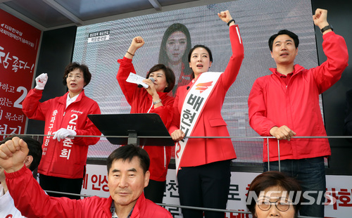 【서울=뉴시스】박영태 기자 = 제7회 전국동시지방선거 공식선거운동 첫 날인 31일 오후 서울 송파구 잠실새내역 근처에서 송파구을 국회의원 재선거에 출마하는 배현진 자유한국당 후보가 지지를 호소하고 있다. 2018.05.31.&nbsp; since1999@newsis.com