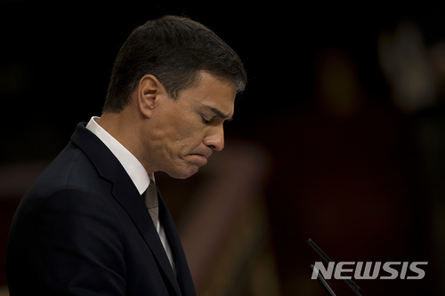 【마드리드=AP/뉴시스】 스페인의 페드로 산체스 사회당 대표가 정부 불신임 관련 회기 첫날 연설 중 눈을 감고 있다. 스페인 의회는 1일 마리아노 라호이 총리에 대한 신임 여부 투표를 실시한다. 2018. 6. 1. 