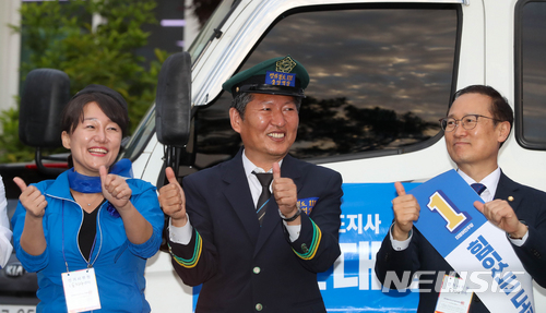 【제주=뉴시스】우장호 기자 = 6·13 지방선거 공식선거운동 첫날인 31일 오후 제주시청 앞에서 열린 더불어민주당 문대림 제주도지사 후보 출정식에 평화철도 111 유세단장 정청래(가운데) 전 의원과 홍영표(오른쪽) 민주당 원내대표, 이재정 의원이 참석해 함께 율동하고 있다. 2018.05.31. woo1223@newsis.com