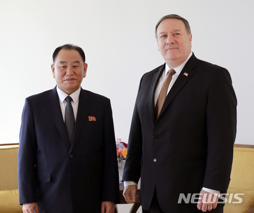 【워싱턴/AP=뉴시스】 김영철(왼쪽) 북한 노동당 부위원장과 마이크 폼페이오 미국 국무장관이 31일(현지시간) 회담 전 함께 사진을 찍기 위해 포즈를 취하고 있다. 2018.05.31.