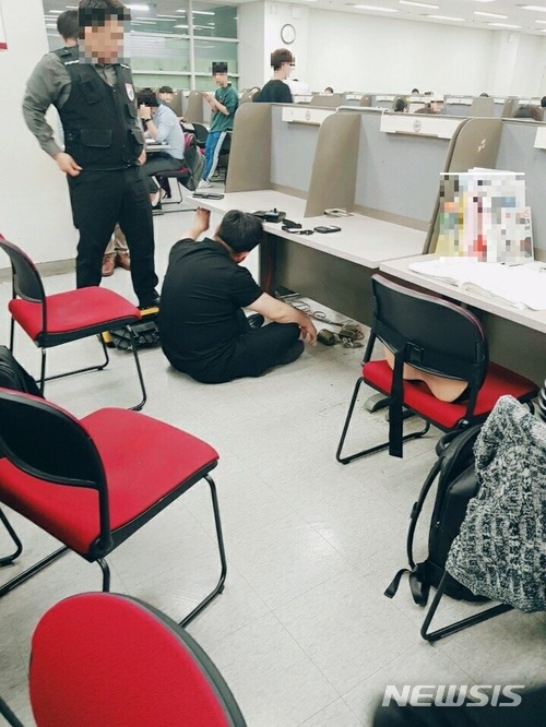 【서울=뉴시스】심동준 기자 = 지난달 31일 성북구 고려대 한 열람실에서 몰카 탐지가 이뤄지고 있다. 이날 서울 성북경찰서는 여성의 신체 일부를 몰래 촬영한 것으로 의심되는 30대를 현행범으로 체포했다. 2018.06.01 (사진 = 독자 제보) s.won@newsis.com