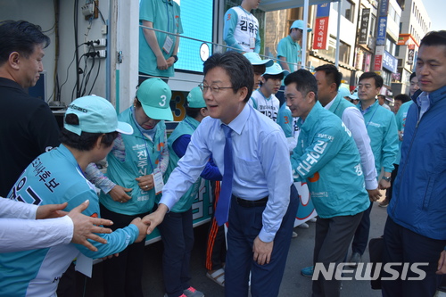【진주=뉴시스】정경규 기자 = 바른미래당 유승민 대표가 1일 김유근 경남지사 후보 지원을 위해 경남 진주 중앙시장을 찾았다.이날 유 대표는 지원에 앞서 김 후보의 선거운동원과 악수를 하고있다.2018.06.01.jkgyu@newsis.com