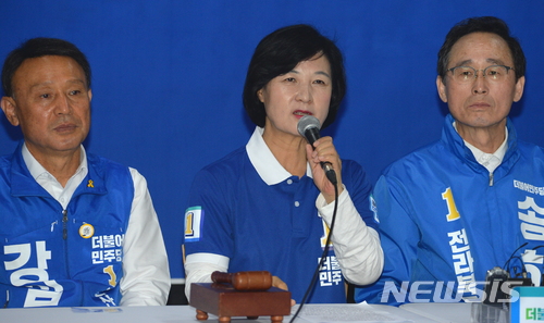 【군산=뉴시스】 김얼 기자 = 1일 전북 군산시 수송동에 위치한 더불어민주당 강임준 군산시장 후보 사무실에서 중앙선거대책위원회 회의가 실시된 가운데 회의에 참석한 추미애대표(가운데)가 송하진전북도지사후보(오른쪽)와 강임준군산시장후보(왼쪽) 사이에서 회의를 진행하고 있다. 2018.06.01 pmkeul@newsis.com