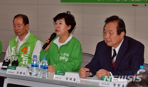 【익산=뉴시스】강명수 기자 = 민주평화당이 1일 익산비즈니스센터에서 전북선대위원회 회의를 진행하는 과정에서 조배숙 대표가 모두 발언을 하고 있다. 2018.06.01. smister@newsis.com