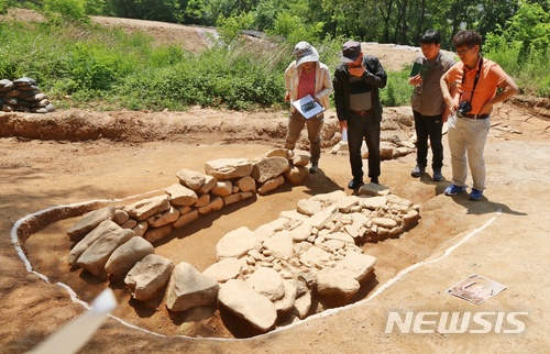 【제천=뉴시스】강신욱 기자 = 1일 충북 제천시 교동근린공원에서 고구려계 금귀고리가 출토되는 등 삼국~조선시대 대규모 분묘유적이 처음으로 확인된 가운데 발굴현장에서 학술자문위원들이 석곽묘를 살펴보고 있다. 2018.06.01. ksw64@newsis.com