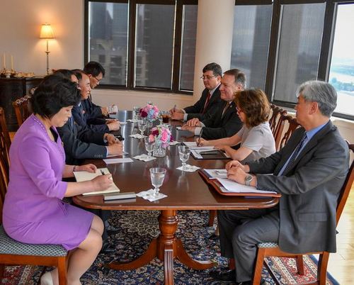 【서울=뉴시스】지난해 6월 뉴욕에서 열린 북미고위급 회담 당시 마이크 폼페이오 미 국부부 장관과 김영철 북한 노동당 부위원장의 모습. 당시 참석했던 앤드루 김 당시 중앙정보국(CIA) 코리아미션센터장 <사진출처: 미국 국무부 홈페이지> 2018.06.01