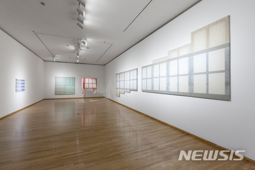 【서울=뉴시스】 박현주 기자= 차승언, 금호미술관 플랫랜드 전시전경. 전시 작품들은 동시대 한국, 도시의 일상에서 우리가 흔하게 접하는 패턴과 무늬들을 직조, 염색 및 채색한 것이다. 2014년 제작 당시 동대문 시장에서 유행했던 반짝이 뜨개실을 재료로 하거나, 천막의 무늬를 원본과 함께 차용하는 등, 작가의 작업은 현재 서울의 삶과 도시의 흔적을 단면화했다. 