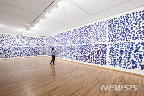 【서울=뉴시스】 금호미술관, 최선, 나비 Butterflies, 2014-2017, 캔버스에 잉크, 각 160x914cm (6점). 이 작품은 일종의 참여형 아카이빙 프로젝트다. 작가는 2014년, 세월호 참사 이후의 안산 중앙시장에서 외국인 노동자를 비롯한 시민들과 함께 캔버스에 떨어뜨린 푸른 잉크를 불어 숨결을 시각화했고, 이후 같은 프로젝트를 부산과 시흥, 서울과 인천 등지에서 이어왔다. 보이지 않는 연약한 숨은 살아있는 존재라면 누구라도 가진 보편적인 것이지만 행위자 개개인의 호흡에 따라 길고 짧은, 각기 다른 숨길을 그려간다. 수많은 이들의 숨결이 모여 만들어 낸 거대한 화면은 존재와 삶에 대한 관람자의 인식을 환기시킨다.