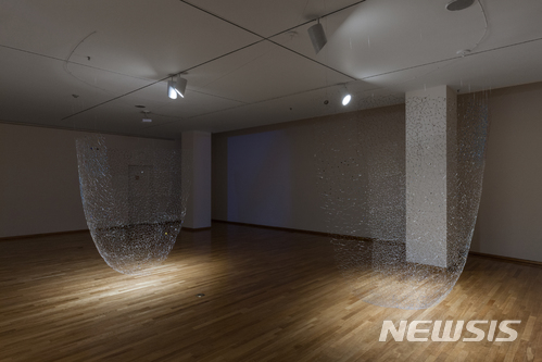 【서울=뉴시스】 금호미술관, 김진희, 인간의 그릇 A human vessel, 2018, 전자 부품, 튜너, 앰프, MP3 플레이어, 600x350x200cm.&nbsp; 가는 구리선과 부품을 엮어 만든 그리드 형태의 작품은 선천적으로 김진희의 눈앞에 존재하는 방충망 같은 막을 재현한 것이다. 원근감이나 입체감, 양감을 저해시키는 이 막은 대상을 평면화하고 왜곡시킨다. 그래서 작가는 사물을 분해하고 재조립하는 과정을 통해 자신이 인식한 2차원 세계와 현존하는 3차원 세계의 간극을 줄여 나간다. 