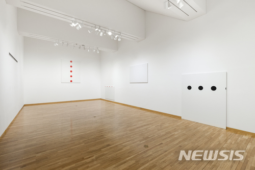 【서울=뉴시스】 금호미술관, 김용익, 유토피아 Utopia, 2018, 캔버스 및 벽면에 연필, 비닐 시트, 가변크기.&nbsp;&nbsp;&nbsp; 김용익은 기존의 맥락과 다른 ‘땡땡이’를 설정했다. 미술관 흰 벽면에 연필로 그려진 땡땡이들이 옆 혹은 위로 이어져 가다 벽면에 걸린 캔버스를 만난다. 여기서 땡땡이는 ‘인간 주체’의 생각이자 번뇌를 비유하는 것이며, 캔버스는 ‘인간’을 의미한다. 공간 중앙에 걸린 빈 캔버스는 인간의 번뇌가 멈춘 곳, 유토피아에 사는 인간을 비유한다. 기존의 땡땡이가 모더니즘 미술의 형태를 모방하며 그것에 균열을 내는 장치였다면, 이 작품 속 땡땡이는 모든 것이 갖춰진 이상향이자 동시에 결코 도달할 수 없는 세계인 ‘유토피아’를 표현한 것이다.