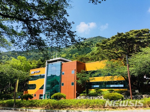 【창원=뉴시스】강경국 기자 = 경남 창원시는 진해구 장복산 아래 58㏊ 편백 치유의 숲 조성 사업이 완료돼 오는 7월부터 개장한다고 1일 밝혔다. 치유의 숲 프로그램 운영을 위한 시설로는 산림치유센터 1동, 숲속 명상장 및 체조장 각 1곳, 특화된 치유 숲길 5개 노선(14.5㎞) 등이 있다. 2018.06.01.(사진=창원시청 제공)photo@newsis.com