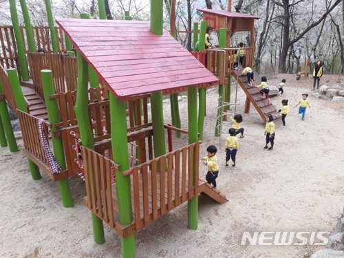 【창원=뉴시스】강경국 기자 = 경남 창원시는 진해구 장복산 아래 58㏊ 편백 치유의 숲 조성 사업이 완료돼 오는 7월부터 개장한다고 1일 밝혔다. 치유의 숲 프로그램 운영을 위한 시설로는 산림치유센터 1동, 숲속 명상장 및 체조장 각 1곳, 특화된 치유 숲길 5개 노선(14.5㎞) 등이 있다. 2018.06.01.(사진=창원시청 제공) photo@newsis.com