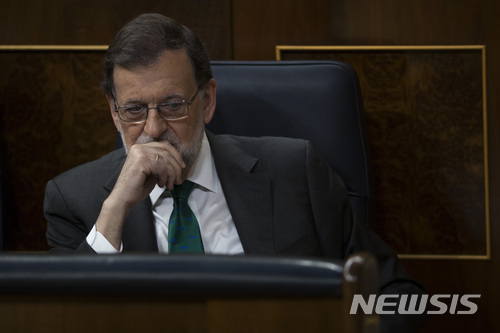 【마드리드=AP/뉴시스】마리아노 라호이 스페인 총리가 31일(현지시간) 마드리드 의회에서 심각한 표정을 짓고 있다. 집권당 부패스캔들에 휘말린 라호이 총리는 1일 의회에서 치러지는 표결에서 불신임 받아 퇴진할 것으로 예상되고 있다. 2018.06.01