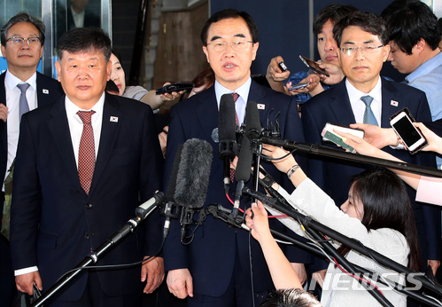 【서울=뉴시스】김선웅 기자 = 조명균 통일부 장관, 노태강 문체부 2차관, 김정렬 국토교통부 2차관 등 남북 고위급 회담 우리측 대표단이 1일 오전 서울 종로구 남북회담본부를 출발해 판문점 남측 평화의 집으로 향하며 발언을 하고 있다. 남북 고위급 대표단은 이날 열릴 회담에서 '판문점 선언' 후속 조치에 대해 논의할 예정이다. 2018.06.01. mangusta@newsis.com