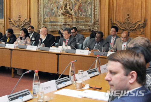 【서울=뉴시스】 김현종 산업통상자원부 통상교섭본부장이 31일(현지시각) 프랑스 파리에서 개최된 WTO 통상장관회의에 참석해 30여개 주요국 통상장관들과 보호무역주의 확산에 따른 WTO 위기에 대한 대처 방안 등을 논의하고 있다. 2018.06.01. (사진=산업통상자원부 제공) photo@newsis.com