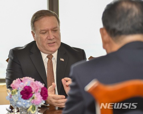 【서울=뉴시스】 마이크 폼페이오 미국 국무장관과 김영철 북한 노동당 부위원장이 지난달 31일(현지시각) 뉴욕에서 회담을 하고 있다. 2018.06.01. (사진=미 국무부 홈페이지)  photo@newsis.com 