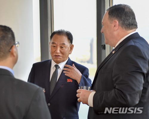 【서울=뉴시스】 마이크 폼페이오 미국 국무장관과 김영철 북한 노동당 부위원장이 지난달 30일(현지시각) 뉴욕에서 만찬을 하며 대화를 하고 있다. 2018.06.01. (사진=미 국무부 홈페이지)  photo@newsis.com 
