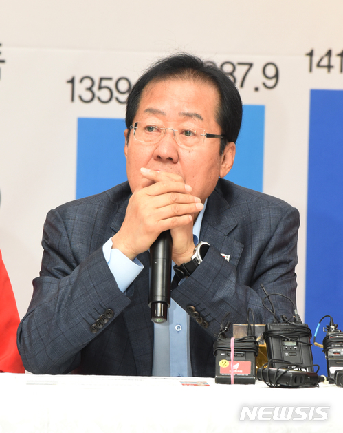 【울산=뉴시스】배병수 기자 = 홍준표 자유한국당 당 대표는 1일 울산시 남구 삼산로 김기현 울산시장후보 캠프를 방문해 문재인 정권 경제 참사 규탄서민경제 2배만들기 대책회의 열고 있다. 2018.06.01.&nbsp; bbs@newsis.com. 