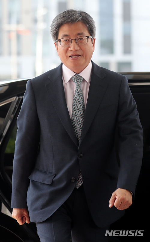 【서울=뉴시스】임태훈 기자 = 김명수 대법원장이 1일 오전 서울 서초구 대법원으로 출근하고 있다. 2018.06.01. taehoonlim@newsis.com