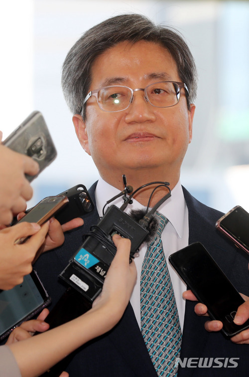 【서울=뉴시스】임태훈 기자 = 김명수 대법원장이 1일 오전 서울 서초구 대법원으로 출근하며 취재진의 질문을 듣고 있다.&nbsp; 김 대법원장은 지난 달 31일 ‘양승태 대법원장’의 사법농단과 판사 블랙리스트 의혹에 대해 사과와 재발 방지 대책을 담은 대국민 담화를 발표했다. 2018.06.01.&nbsp; taehoonlim@newsis.com