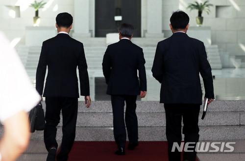 【서울=뉴시스】임태훈 기자 = 김명수 대법원장이 1일 오전 서울 서초구 대법원으로 출근하고 있다.&nbsp; 김 대법원장은 지난 달 31일 ‘양승태 대법원장’의 사법농단과 판사 블랙리스트 의혹에 대해 사과와 재발 방지 대책을 담은 대국민 담화를 발표했다. 2018.06.01.&nbsp; taehoonlim@newsis.com