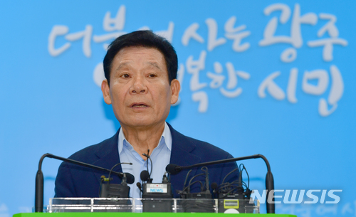 【광주=뉴시스】류형근 기자 = 윤장현 광주시장이 1일 오전 광주 서구 광주시청 5층 브리핑룸에서 "현대자동차가 광주시가 추진하고 있는 신규 자동차 공장에 투자한다"는 내용의 기자회견을 하고 있다. 2018.06.01. hgryu77@newsis.com