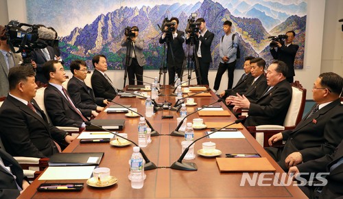 【파주=뉴시스】 사진공동취재단 = 조명균 통일부장관과 리선권 조국평화통일위원회(조평통) 위원장이 1일 오전 판문점 남측 평화의집에서 열린 남북 고위급회담에 앞서 담화를 나누고 있다. 2018.06.01. photo@newsis.com