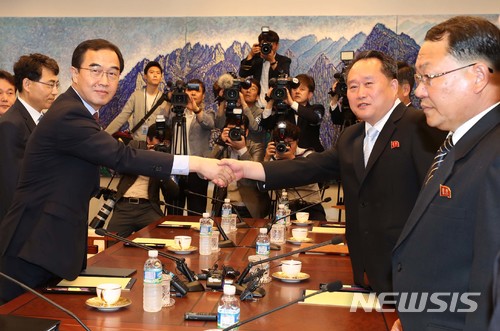 【파주=뉴시스】 사진공동취재단 = 조명균 통일부장관과 리선권 조국평화통일위원회(조평통) 위원장이 1일 판문점 남측 평화의집에서 열린 남북 고위급회담에 앞서 악수를 나누고 있다. 2018.06.01. photo@newsis.com
