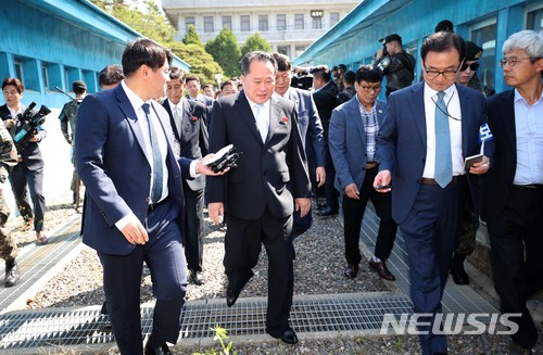 【파주=뉴시스】 사진공동취재단 = 1일 오전 판문점 남측 평회의집 에서 열린 남북고위급 회담에 참석한 리선권 조국평화통일위원회 위원장이 군사분계선을 넘어 남측으로 들어오고 있다. 2018.06.01.&nbsp; photo@newsis.com