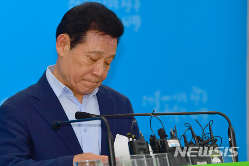 【광주=뉴시스】류형근 기자 = 윤장현 전 광주시장이 지난6월1일 기자회견에 앞서 자료를 살피고 있는 모습. 2018.11.29. (사진 = 뉴시스 DB)