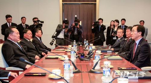 【파주=뉴시스】 사진공동취재단 = 조명균 통일부 장관과 리선권 조국평화통일위원회 위원장이 1일 오전 판문점 남측 평화의집에서 열린 '남북고위급회담'에 참석해 의견을 나누고 있다. 2018.06.01. photo@newsis.com