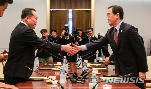 【파주=뉴시스】 사진공동취재단 = 조명균 통일부 장관과 리선권 조국평화통일위원회 위원장이 1일 오전 판문점 남측 평화의집에서 열린 '남북고위급회담'에 참석해 회담에 앞서 악수하고 있다. 2018.06.01.&nbsp; photo@newsis.com