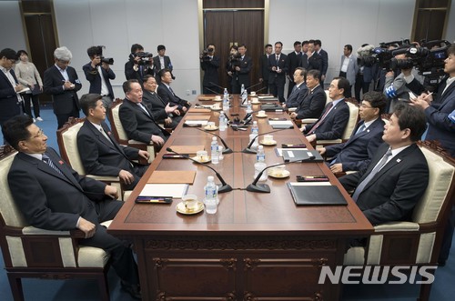 【파주=뉴시스】 사진공동취재단 = 조명균 통일부장관과 리선권 조국평화통일위원회(조평통) 위원장이 1일 오전 판문점 남측 평화의집에서 열린 남북 고위급회담에서 모두발언을 하고 있다. 2018.06.01.&nbsp; photo@newsis.com