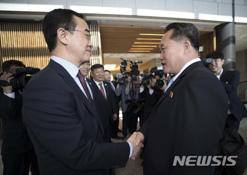 【파주=뉴시스】 사진공동취재단 = 조명균 통일부장관과 리선권 조국평화통일위원회(조평통) 위원장이 1일 오전 판문점 남측 평화의집에서 열릴 남북 고위급회담을 앞두고 악수하고 있다. 2018.06.01.&nbsp; photo@newsis.com