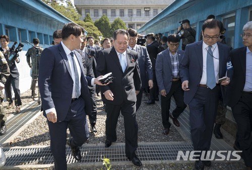 【파주=뉴시스】 사진공동취재단 = 1일 오전 판문점 남측 평화의집 에서 열린 남북고위급 회담에 참석한 리선권 조국평화통일위원회 위원장이 군사분계선을 넘어 남측으로 들어오고 있다. 2018.06.01. photo@newsis.com