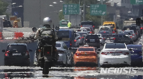 【서울=뉴시스】최진석 기자 = 서울 한낮 최고기온이 30도를 웃돌 것으로 예보된 1일 오전 서울 영등포구 여의도 도로에 아지랑이가 피어오르고 있다. 기상청 관계자는 "특히 내륙을 중심으로 낮 기온이 30도 이상 올라 덥겠고 낮과 밤의 기온차도 크겠으니 건강관리에 유의해 달라"고 당부했다. 2018.06.01.myjs@newsis.com