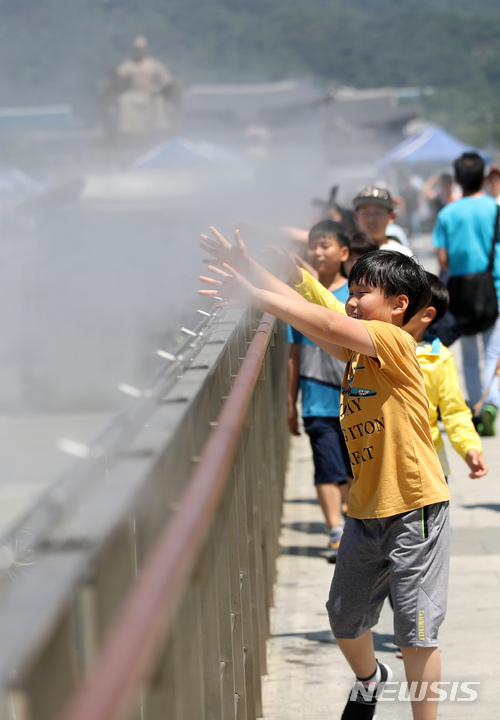 【서울=뉴시스】김선웅 기자 = 서울 한낮 최고 기온이 30도를 기록하는 등 올들어 가장 더운 날씨를 보인 1일 서울 종로구 광화문광장에 설치된 인공 안개비 '쿨링포그'가 작동되고 있다. 2018.06.01. mangusta@newsis.com