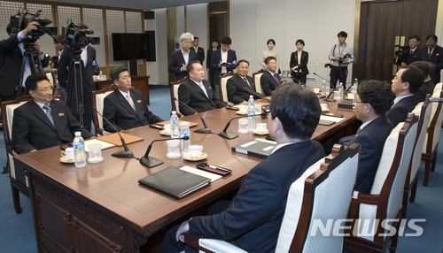 【파주=뉴시스】 사진공동취재단 = 리선권 조국평화통일위원회(조평통) 위원장 등 북측 참석자들이 1일 오전 판문점 남측 평화의집에서 열릴 남북 고위급회담에서 모두발언을 하고 있다. 2018.06.01. photo@newsis.com