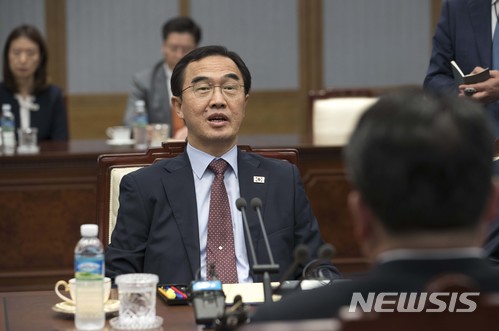 【파주=뉴시스】 사진공동취재단 = 1일 오전 판문점 남측 평화의집 에서 열린 남북고위급 회담에 참석한 조명균 통일부장관이 모두발언을 하고있다. 2018.06.01. photo@newsis.com