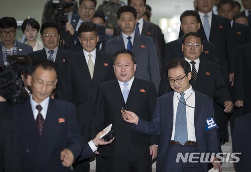 【파주=뉴시스】 사진공동취재단 = 1일 오전 판문점 남측 평화의집 에서 열린 남북고위급 회담에 참석한 리선권 조국평화통일위원회 위원장이 남측기자들의 질의를 받으며 회담장으로 향하고 있다. 2018.06.01. photo@newsis.com