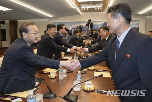 【파주=뉴시스】 사진공동취재단 = 조명균 통일부장관과 리선권 조국평화통일위원회(조평통) 위원장 등 회담참석자들이 1일 오전 판문점 남측 평화의집에서 열릴 남북 고위급회담에서 악수하고 있다. 2018.06.01.&nbsp; photo@newsis.com