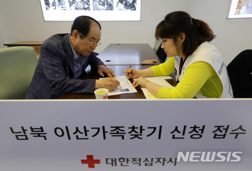 【서울=뉴시스】배훈식 기자 = 남북 고위급회담에서 광복절 이산가족 상봉을 위한 적십자회담이 논의 된 1일 오후 서울 중구 대한적십자사에서 가족을 찾는 한 실향민이 이산가족 찾기 신청 서류를 작성하고 있다. 2018.06.01.&nbsp; dahora83@newsis.com