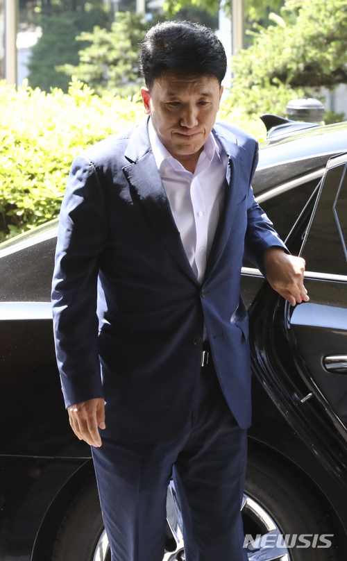 【서울=뉴시스】최진석 기자 = 채용비리 관련 의혹을 받고 있는 KEB하나은행 함영주 은행장이 1일 서울 마포구 서부지방법원으로 영장질실심사를 받기 위해 출석하고 있다. 하나은행은 지난 2013~16년 신입사원 채용 과정에서 사외이사나 계열사 사장과 관련된 지원자를 사전에 공고하지 않은 전형 방식으로 뽑고, 임원 면접 점수를 높게 주는 등의 방법으로 부정 채용한 의혹을 받고 있다. 2018.06.01. myjs@newsis.com