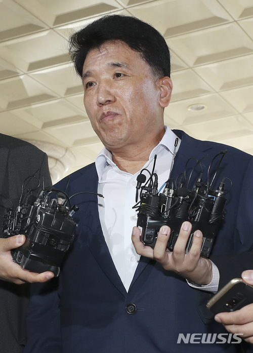 【서울=뉴시스】최진석 기자 = 채용비리 관련 의혹을 받고 있는 KEB하나은행 함영주 은행장이 1일 서울 마포구 서부지방법원으로 영장질실심사를 받기 위해 출석하고 있다.하나은행은 지난 2013~16년 신입사원 채용 과정에서 사외이사나 계열사 사장과 관련된 지원자를 사전에 공고하지 않은 전형 방식으로 뽑고, 임원 면접 점수를 높게 주는 등의 방법으로 부정 채용한 의혹을 받고 있다. 2018.06.01.myjs@newsis.com