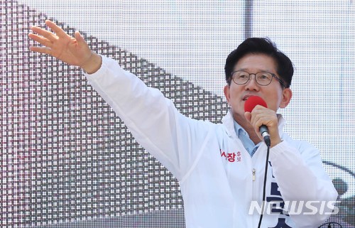 【서울=뉴시스】고승민 기자 = 제7회 전국동시지방선거 및 국회의원 재보궐선거를 약 2주 앞둔 1일 오후 자유한국당 김문수 서울시장 후보가 서울 구로구의 한 백화점 앞에서 거리유세를 하고 있다. 2018.06.01. kkssmm99@newsis.com