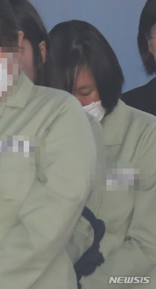 【서울=뉴시스】임태훈 기자 = 최순실 씨의 조카 장시호 씨가 1일 오후 서울 서초구 서울고등법원에서 열린 '국정농단 사건' 항소심 선고 공판에 출석하기 위해 법정으로 향하고 있다. 2018.06.01. taehoonlim@newsis.com