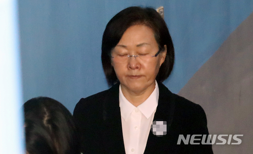 【서울=뉴시스】임태훈 기자 = 신연희 강남구청장이 지난 6월1일 오후 서울 서초구 서울고등법원에서 열린 '문재인 비방' 항소심 2차 공판에 출석하기 위해 법정으로 향하고 있다. 2018.06.01. taehoonlim@newsis.com