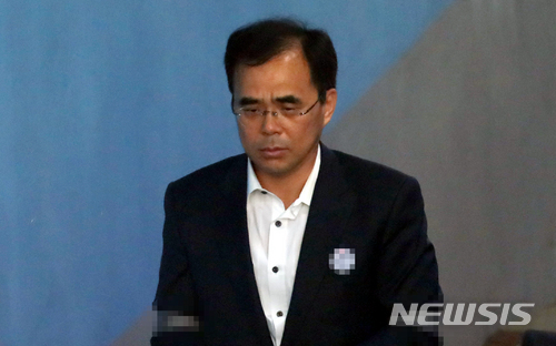 【서울=뉴시스】임태훈 기자 = 김종 전 문화체육관광부 차관이 지난 6월1일 오후 서울 서초구 서울고법에서 열린 '국정농단 사건' 항소심 선고 공판에 출석하기 위해 법정으로 향하고 있다. 2018.06.01. taehoonlim@newsis.com