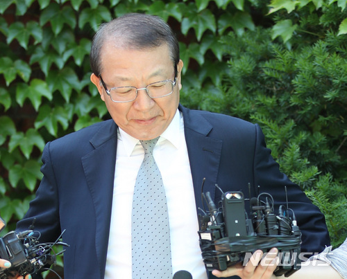 【서울=뉴시스】김진아 기자 = 양승태 전 대법원장이 1일 오후 경기도 성남시 자택 인근에서 '재판거래 의혹' 관련 입장을 발표하고 있다. 2018.06.01.&nbsp; bluesoda@newsis.com